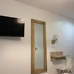 Menil Bon Temps מלון