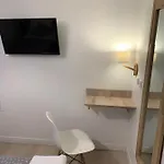 Menil Bon Temps 3* פריז
